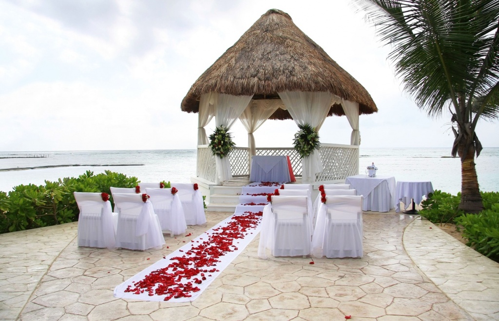 beautiful-weddings-on-the-beach-with-wonderful-beach-wedding-decoration-ideas.jpg